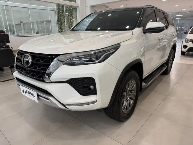 Toyota HILUX SW4 2.8 D-4D TURBO DIESEL SRX 4X4 AUTOMÁTICO