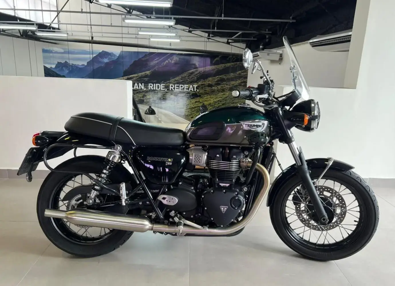 galeria Bonneville T100