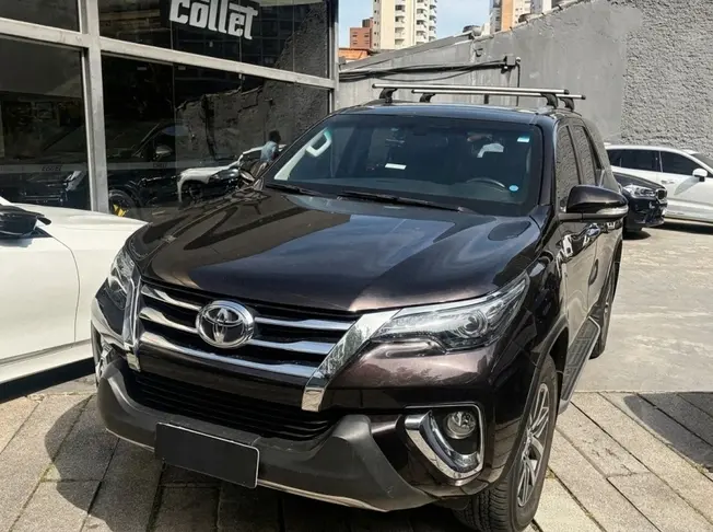 Toyota HILUX SW4 2.8 SRX 4X4 7 LUGARES 16V TURBO INTERCOOLER DIESEL 4P AUTOMÁTICO