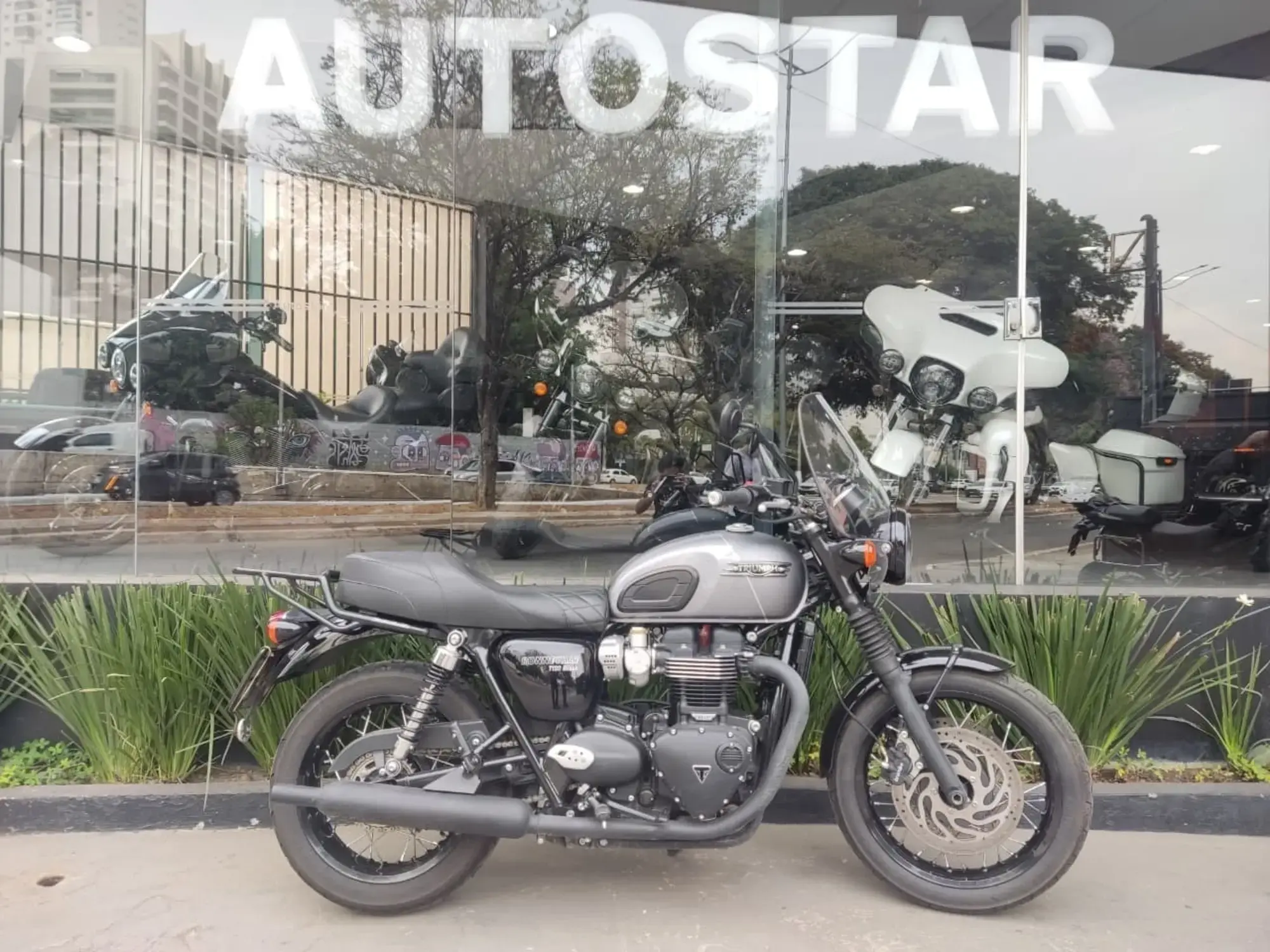 Bonneville T120 Black