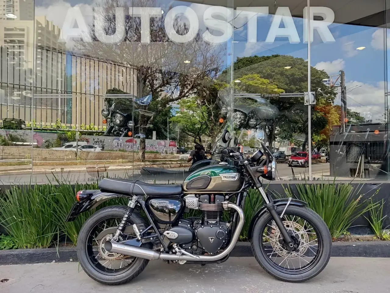 galeria Bonneville T100
