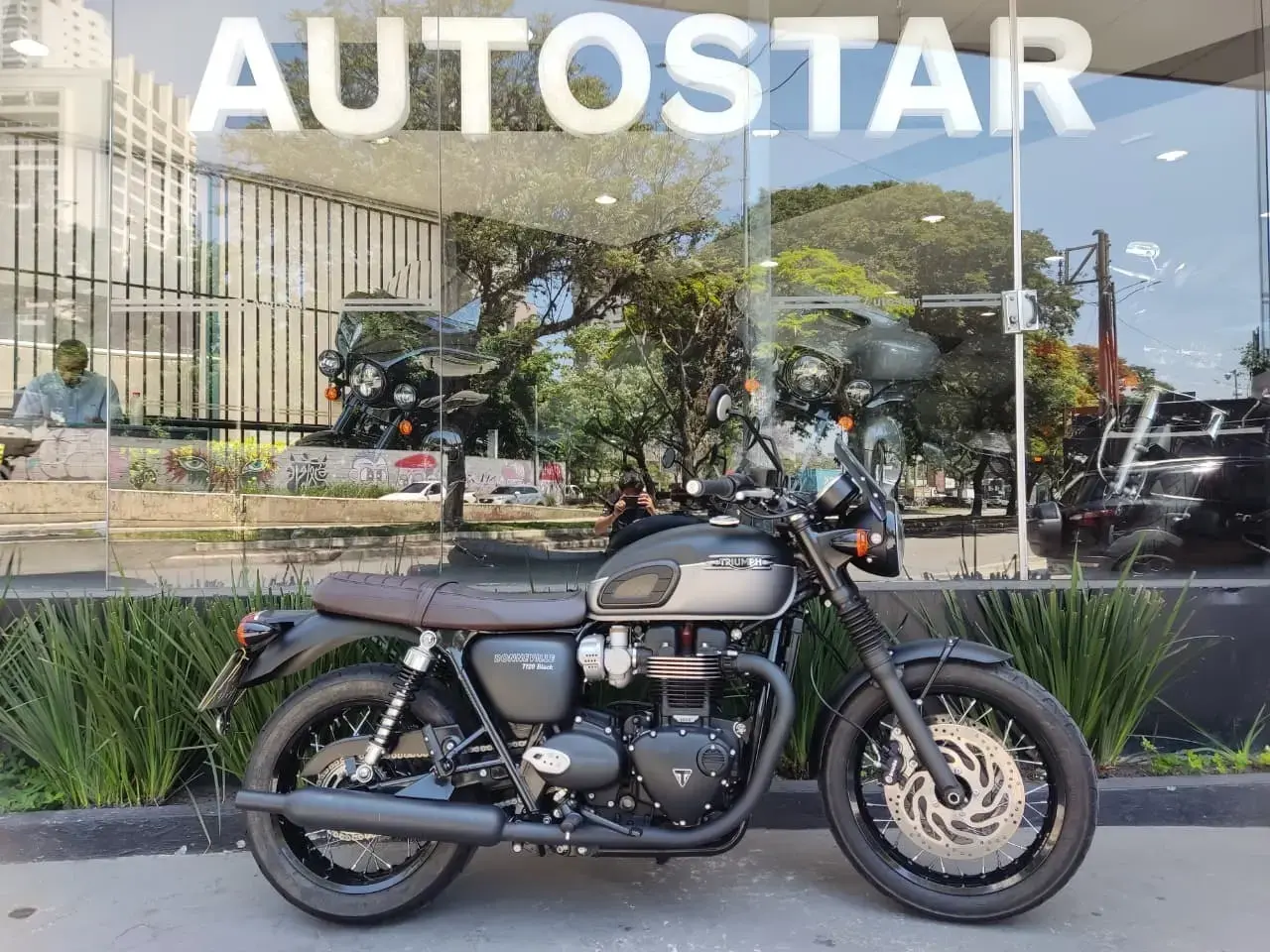 galeria Bonneville T120