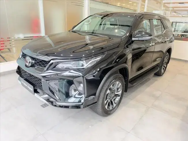 Toyota HILUX SW4 2.8 D-4D TURBO DIESEL SRX PLATINUM 7L 4X4 AUTOMÁTICO