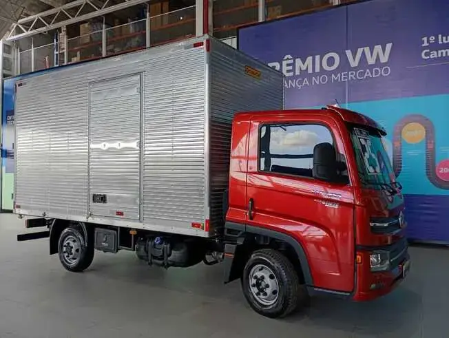 Caminhão VW Delivery Express com baú 