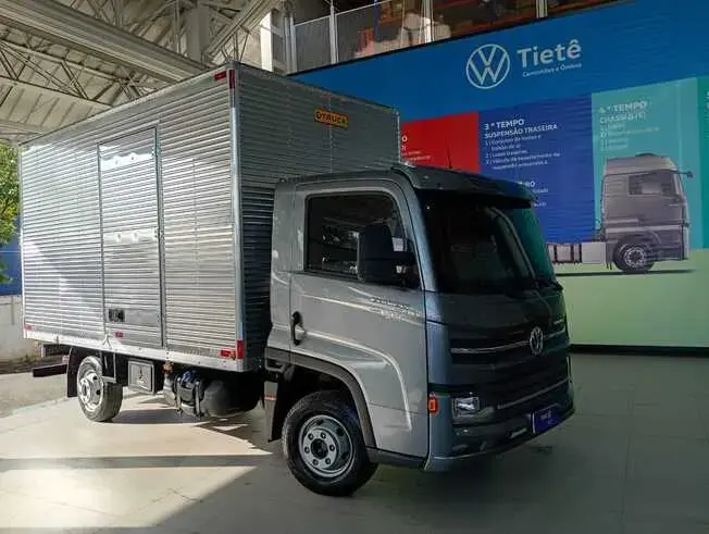 Caminhão Vw Delivery Express com baú 